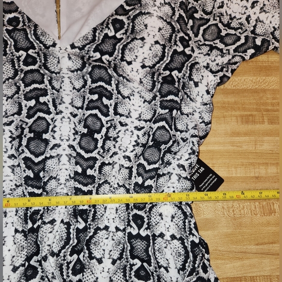 EXPRESS Women’s Snakeskin Print Balloon Sleeve Mini Dress, size M - Picture 10 of 15